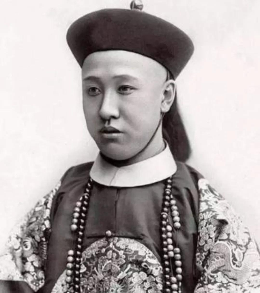 末代皇帝溥仪：丢失大清皇位，选择坐上了那肮脏傀儡的满洲帝位