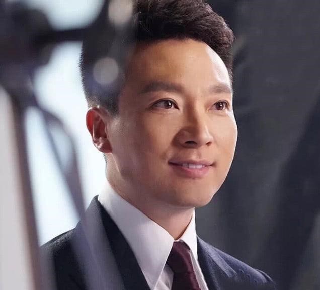 康辉20年前旧照曝光!中分烫发好时尚,浓眉大眼更不输当红男星