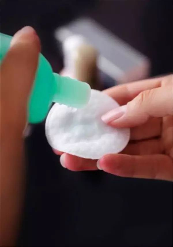 化妆品过期了还能用吗老爸评测,过期的护肤品化妆品千万别扔