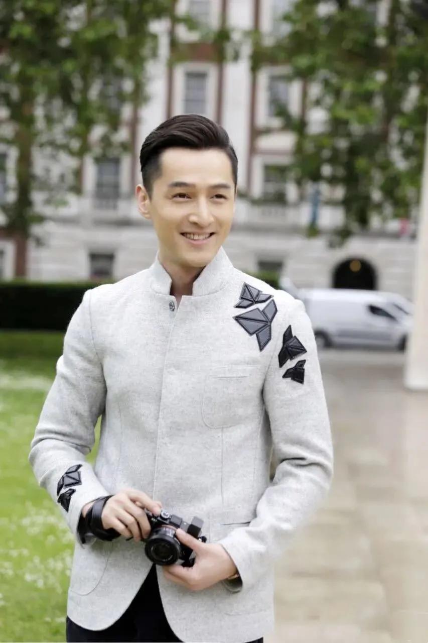 拍照姿势大全男生对镜子超清,男生在花海怎么拍照姿势好看