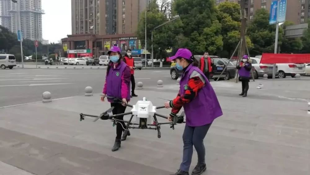 疫情当前,她们变身送菜队、厨娘、代购员、无人机女飞手……