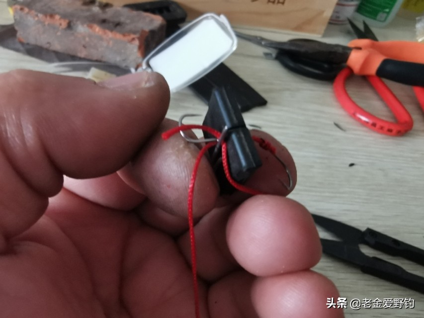 怎么用绑钩器绑钩简单又结实,绕线圈自制绑钩器可以绑袖钩