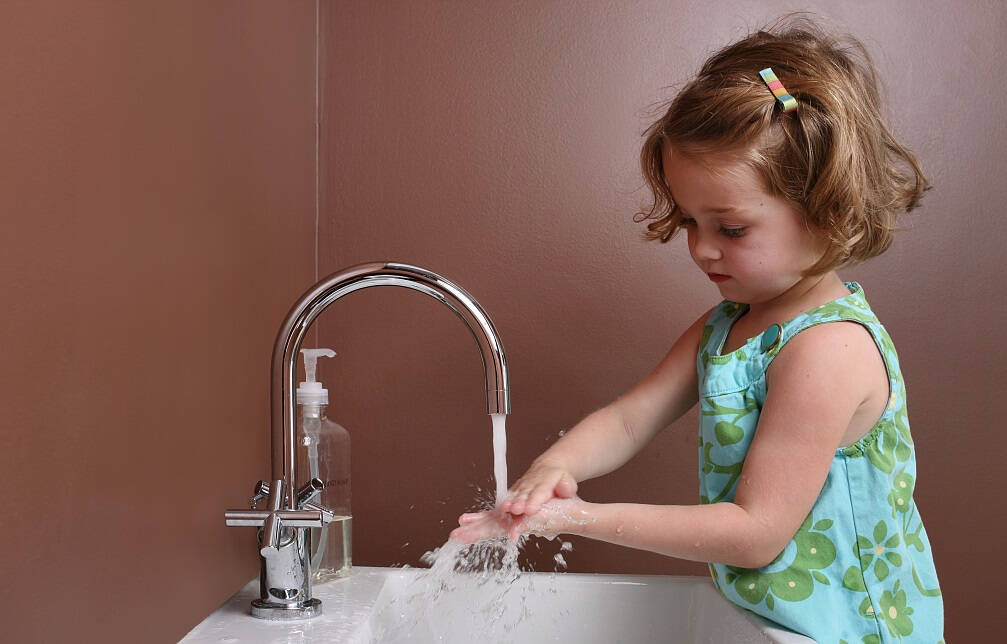 去除自来水中的氯能用高锰酸钾吗,水质余氯怎么消除