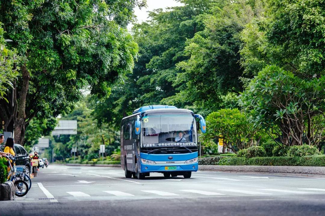 央视报道世界名校足球赛—儿童友谊赛，宇通客车现场助阵