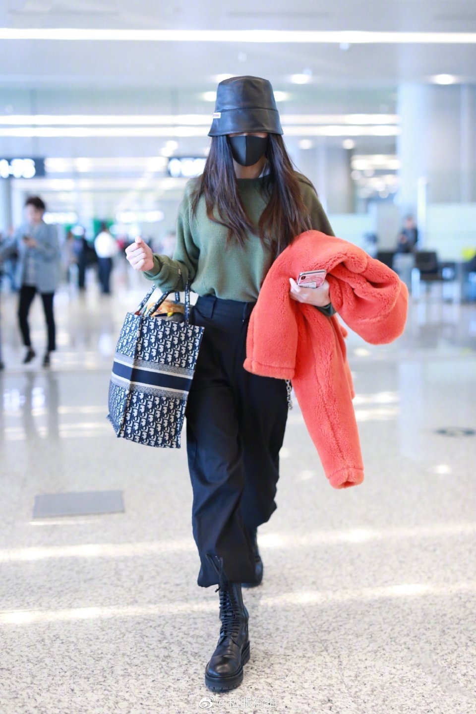 今年“棉衣”不时兴了，大家都在穿“棉花糖服”，杨颖都上头了