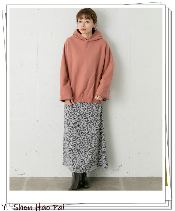 豹纹裙半身裙搭配春天,豹纹半身裙怎么搭配上衣
