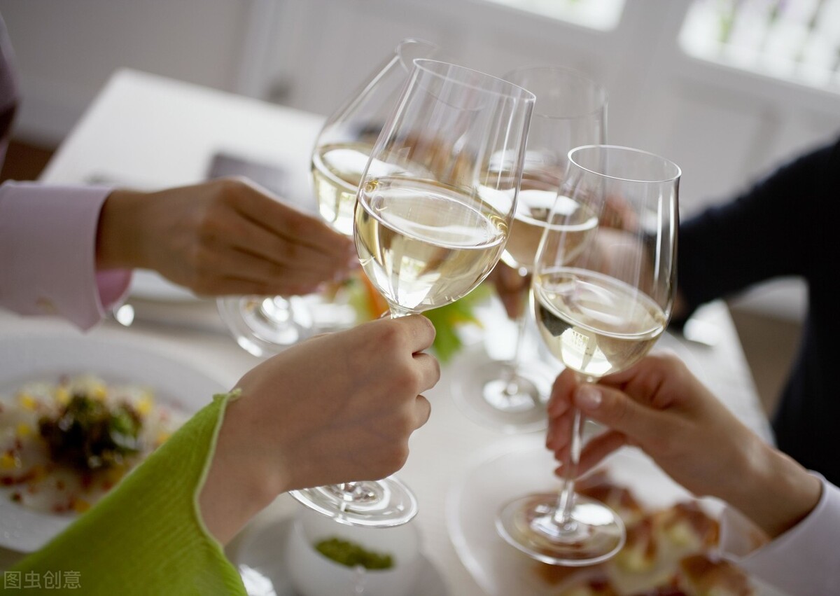 蜂蜜水和咖啡哪个解酒好,喝酒时先来一杯蜂蜜水醒酒靠谱吗