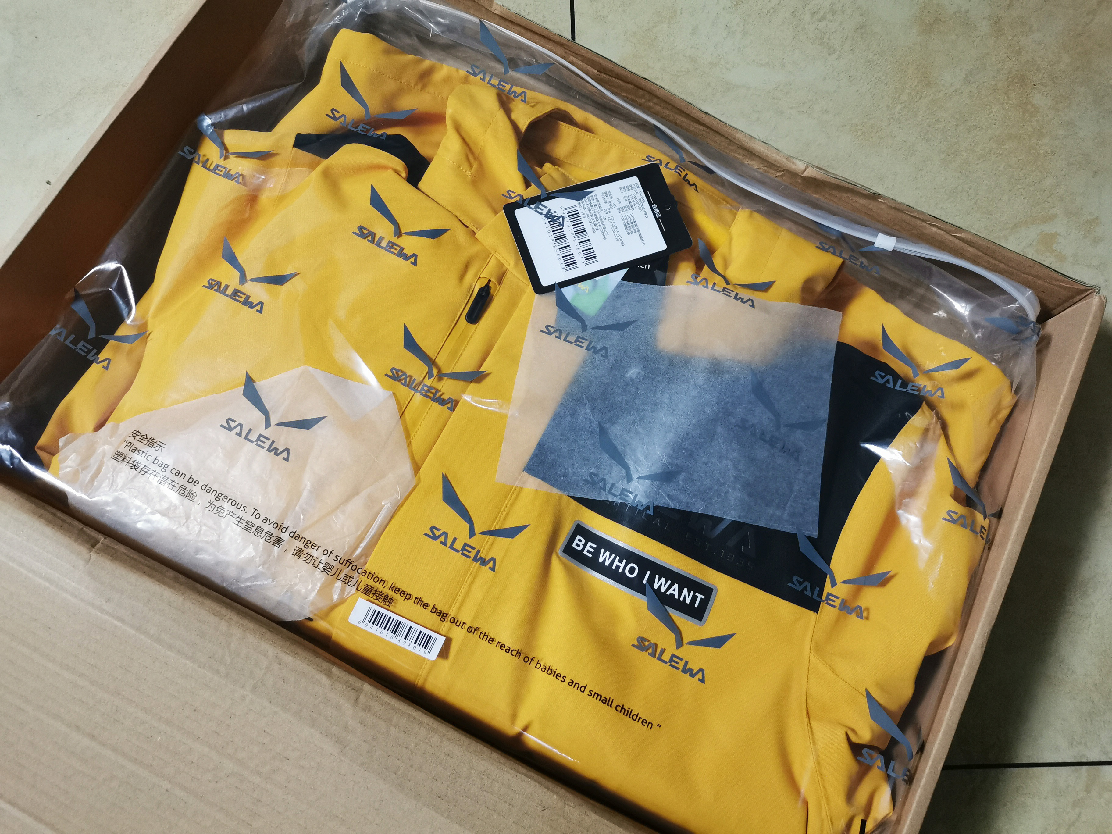 沙乐华明星同款冲锋衣,沙乐华和哥伦比亚冲锋衣哪个好