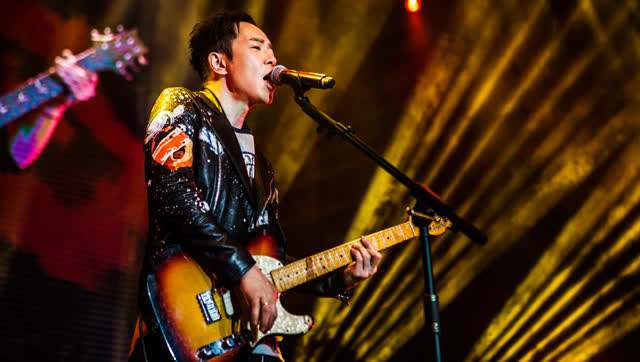 黄贯中的暴躁父亲：砍伤妻子暴打儿媳朱茵，逼得儿子说弑父言论