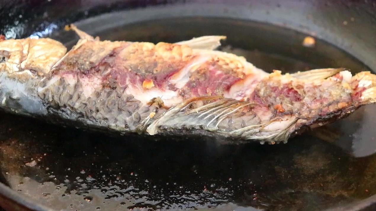 吃了30年的鱼才知道，这样做不粘锅也不破皮，实在太棒了