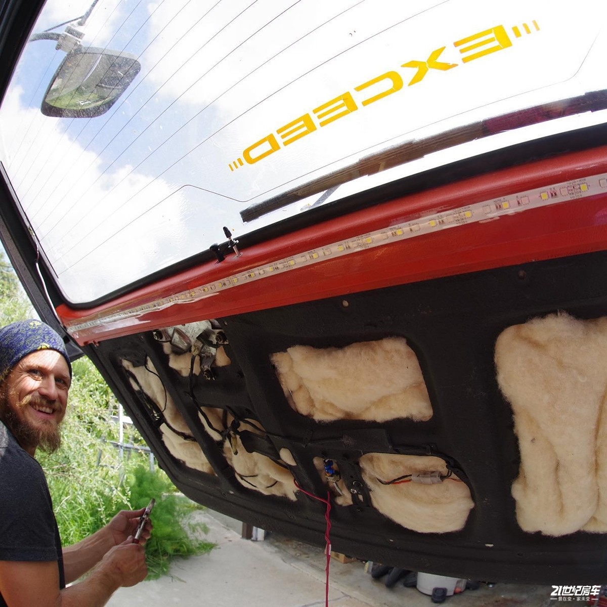 小伙买八手车,小伙买了6米8房车