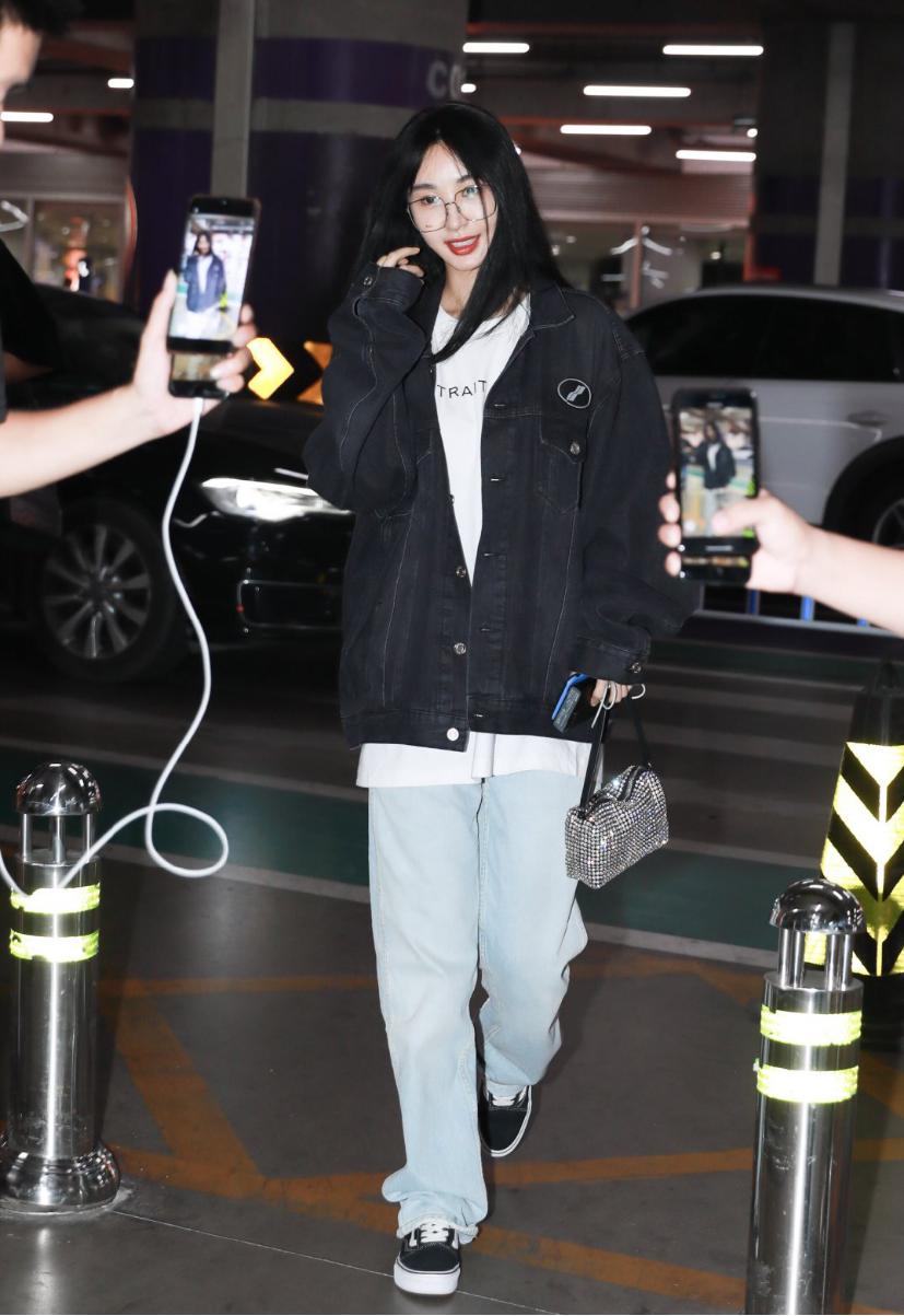 李菲儿休闲造型,李菲儿一身黑白穿搭清新时尚