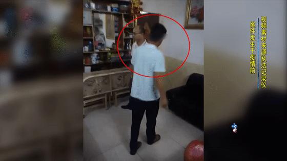 碰瓷不成反被暴打,男子碰瓷不成竟持刀威胁司机