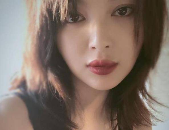 网友剪辛芷蕾同款发型,辛芷蕾黑长直造型登杂志封面