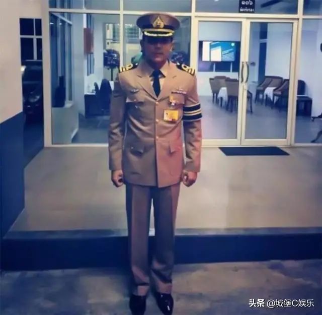 同为皇家卫队，同是意外晕倒，泰王室的处理与英王室却截然不同