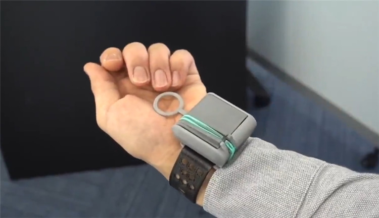 外国小哥用盒子做蜘蛛侠发射器,国外小哥做蜘蛛侠发射器完美还原