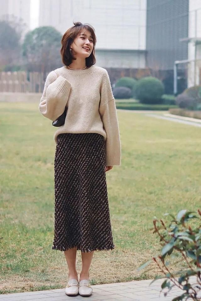 秋冬乐福鞋女款怎么搭配,秋天别穿小白鞋了今年流行乐福鞋