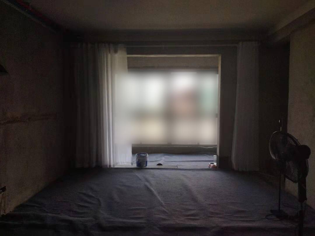 95后女孩，打工10年，首付28万买毛坯房，却被骂上热搜，为啥？