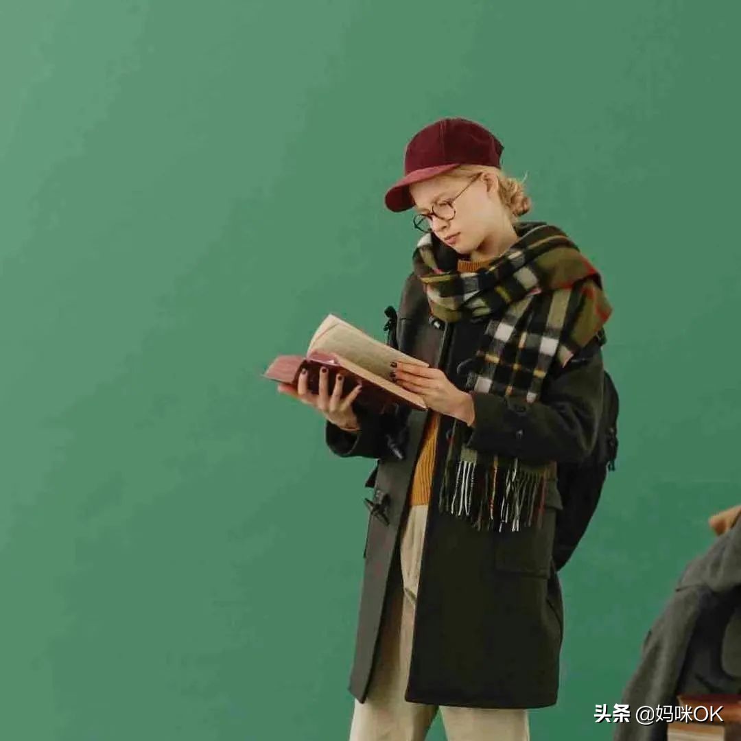 几种很火的围巾的新系法,比较短的围巾系大法