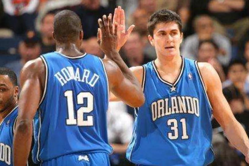 达科米利西奇隔扣安东尼,被安东尼过掉的后卫成为英超笑话