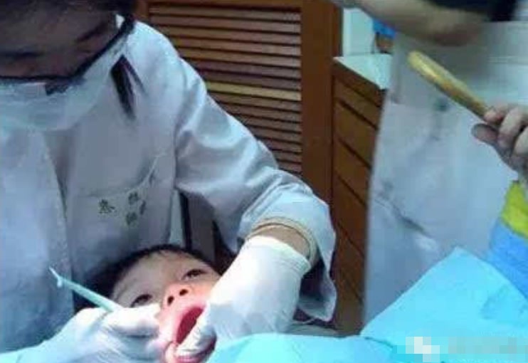 孩子异物卡喉妈妈及时救治,气管异物妈妈急救