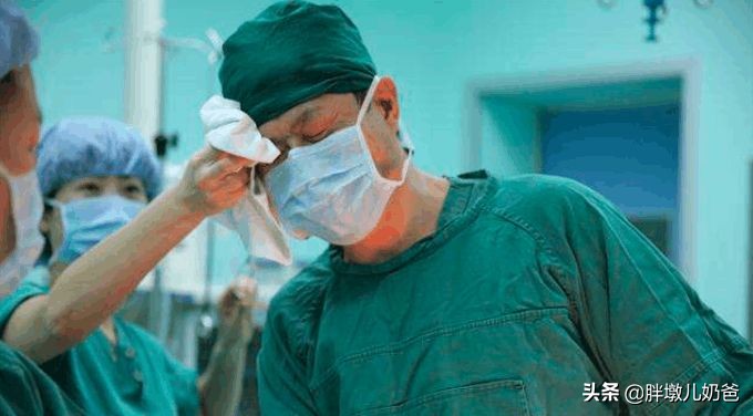 准妈妈临产了丈夫扶着,孕妇难产男医生伸手把孩子掏出来