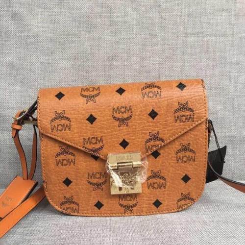 mcm铆钉双肩包所有款式粉色细节图,mcm双肩包的铆钉都是凸出的吗