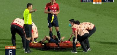 中国足球笑话，深足球员从担架摔下，哈姆西克苦笑很无语