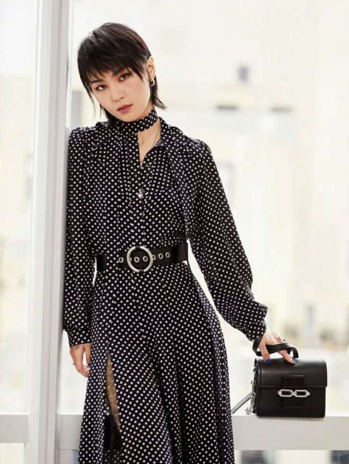 周笔畅刚睡醒素颜,周笔畅穿白色裤子片段