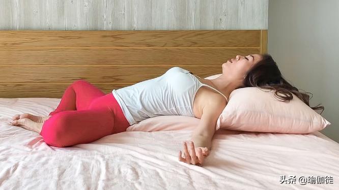 适合睡前床上瘦身瑜伽简单动作,睡前8分钟简单床上瑜伽教程
