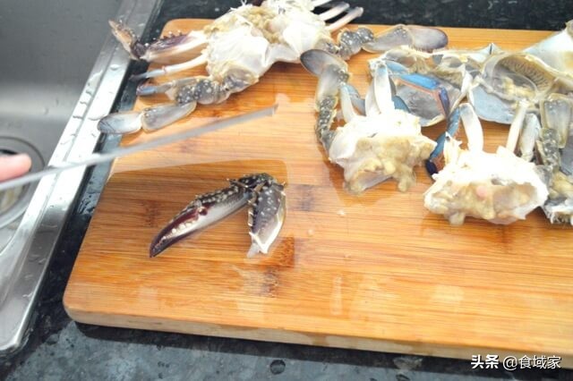 只有葱姜怎么做螃蟹好吃,葱姜爆炒毛螃蟹怎么做