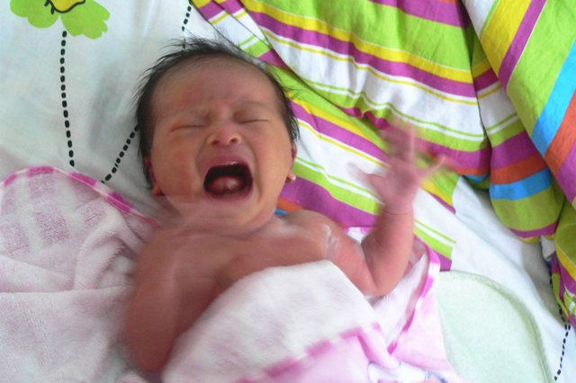 宝宝出生就不哭了是什么原因,孩子刚出生时不哭是什么原因导致