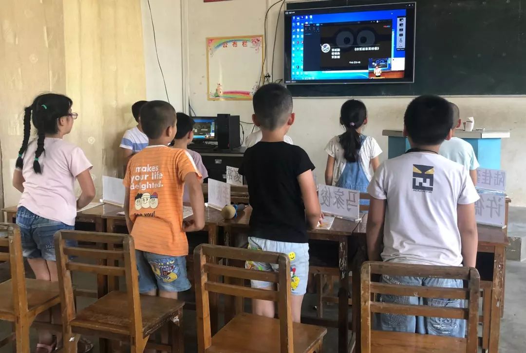 英语学习机构怎么选？线上英语学习好还是线下好？