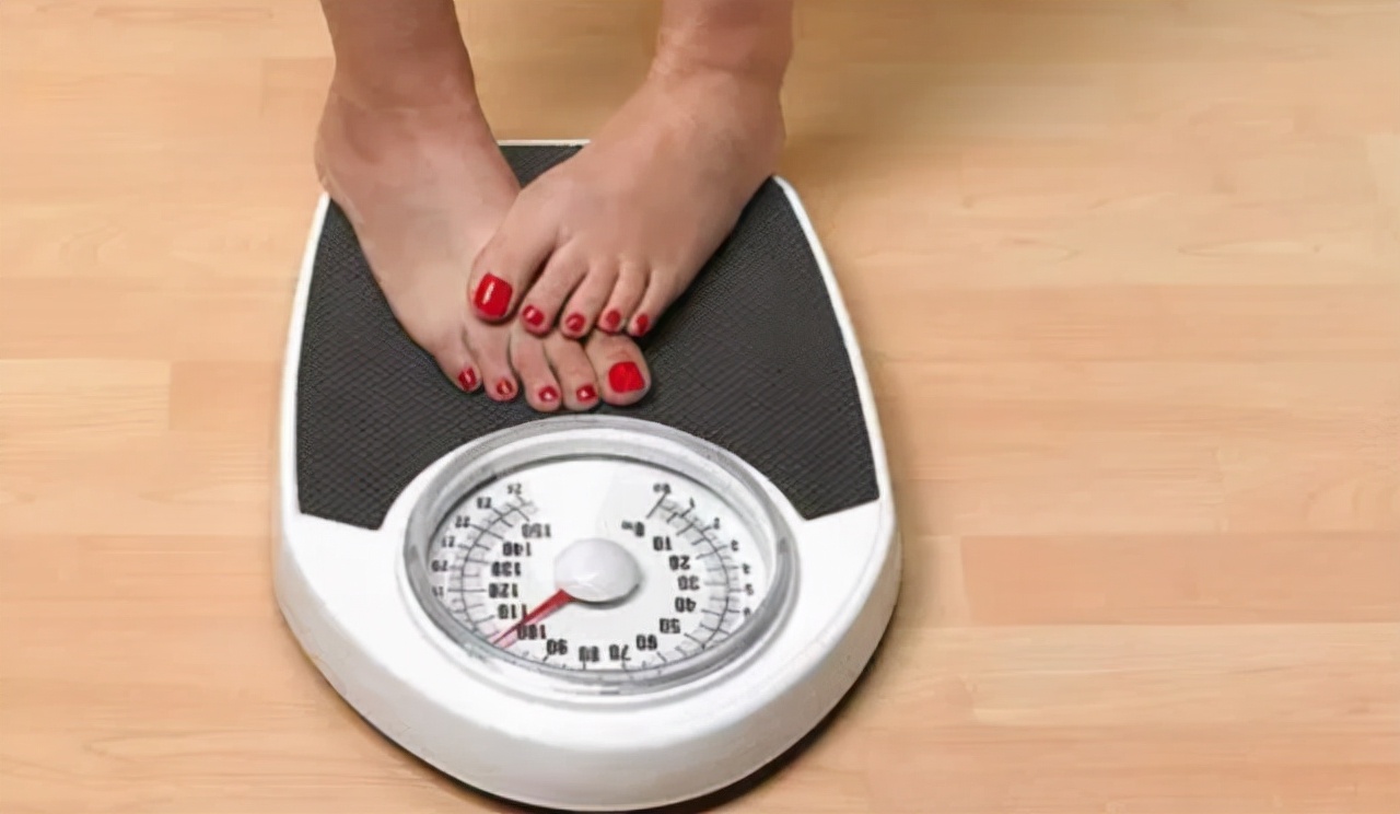 女生的屁股后面,为什么会有两坨“黑印子”?扒一扒女生的小秘密