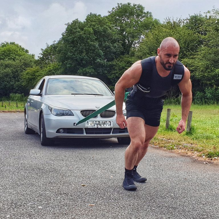 跑狐周记｜男子从*疆新**漂流到北冰洋英国壮汉拉1.8吨汽车跑马