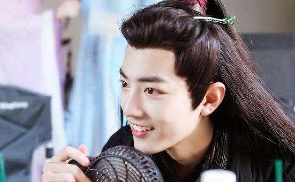 肖战上厕所被*拍偷**，要求删除后还是被发出来，网友纷纷怒了