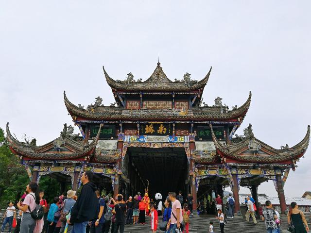 拼车去*藏西**，看功夫熊猫都江堰，导游带进购物店，让躺在床上体验