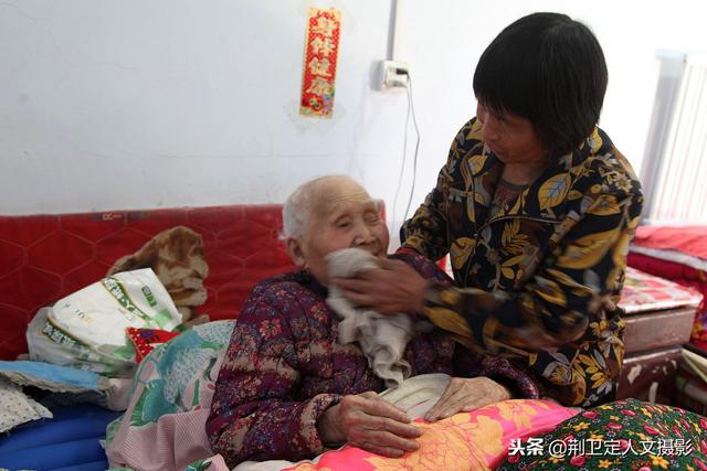 考上大学出人头地时就远离了父母。