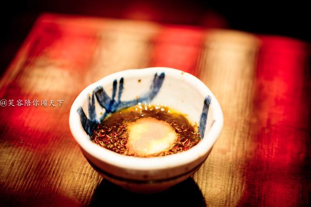 中国游客看日本店名很奇怪，名为鸟良商店，并非卖鸟食的小卖部