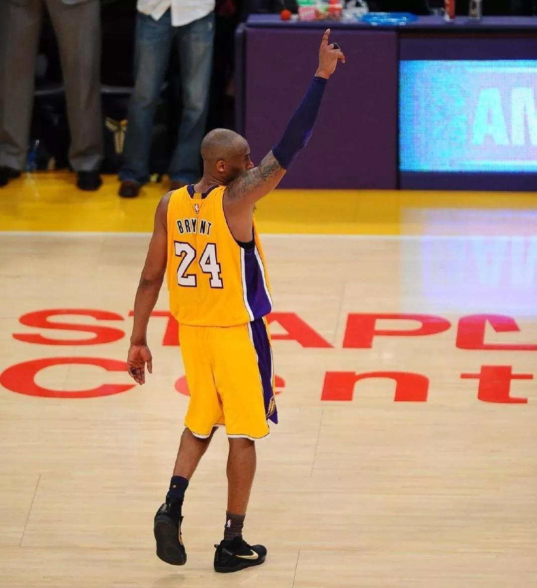 科比生涯最高分穿什么鞋,科比五名人堂配色nba上脚