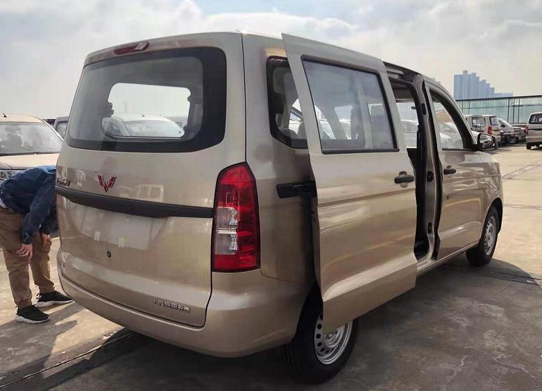 试驾白色五菱宏光v新款国六,五菱宏光v沉浸式看车