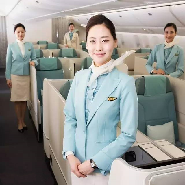 世界航空服赏析,大韩航空白色和蓝色制服