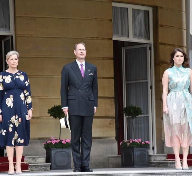 尤金妮穿裙子图片,尤金妮公主穿背带裤