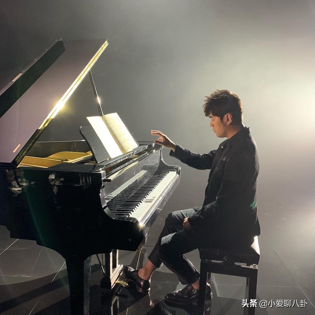 杰伦帮粉丝遛狗,请粉丝小学生吃饭