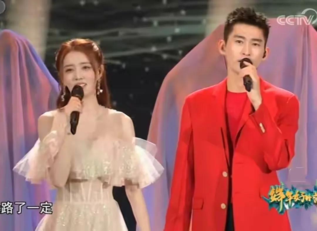 央视端午晚会张瀚徐璐牵手，吉娜内衣外露勒出肉，唱歌却睁不开眼