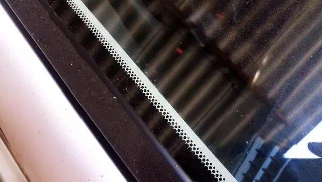 汽车玻璃小黑点能贴膜吗,汽车玻璃黑点区域去除