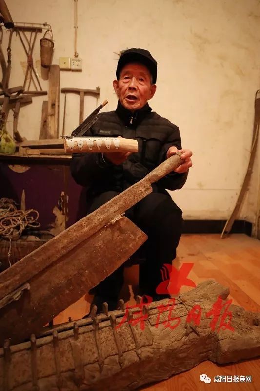 咸阳一位老人，他匠心独具，一木一生