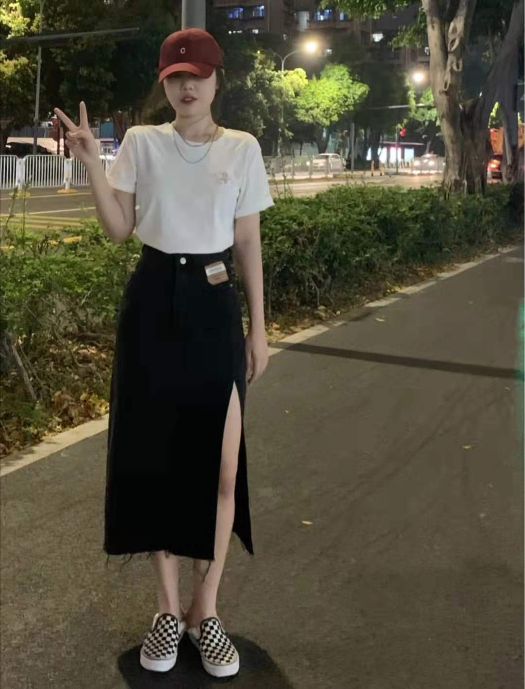 夏天长款半身裙,雾霾蓝长款半身裙子搭配什么上衣