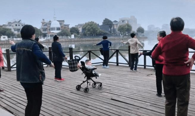 萌娃被奶奶带进“3D环绕”，内心：好家伙，给我整进盘丝洞了？