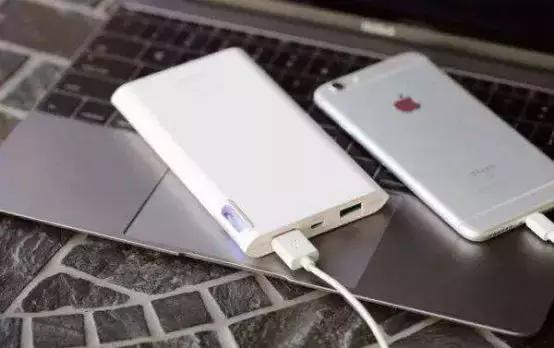 国航国内飞机携带行李规定,飞机允许携带行李箱最大尺寸